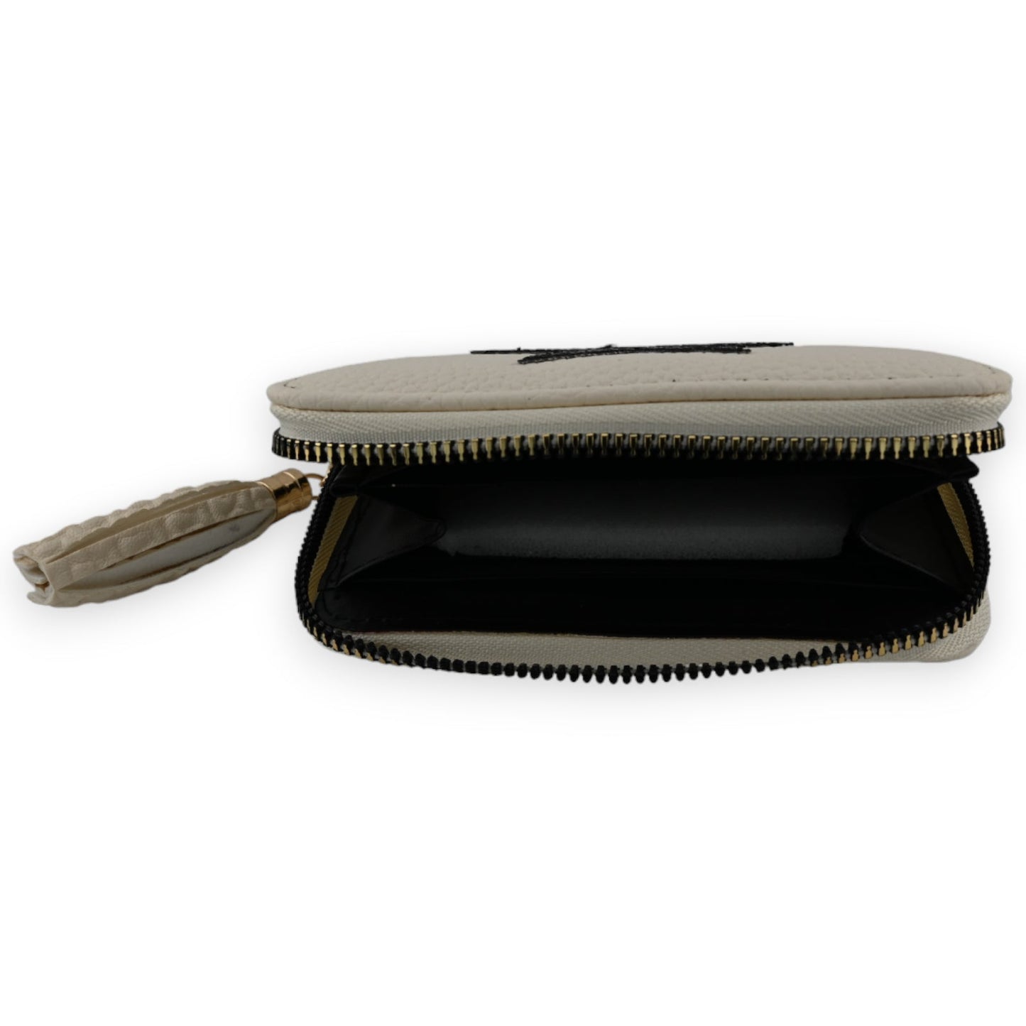 Ecru-farbene Tasche mit Stern-Motiv, Reißverschluss und Quaste, geöffnet zeigt schwarzes Innenfutter, seitliche Ansicht