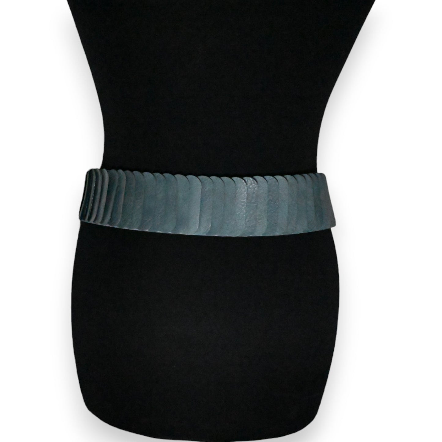 Elastischer synthetischer Gürtel in Jeansblau mit Akkordeon-Falten auf schwarzem Hintergrund, modisches Accessoire