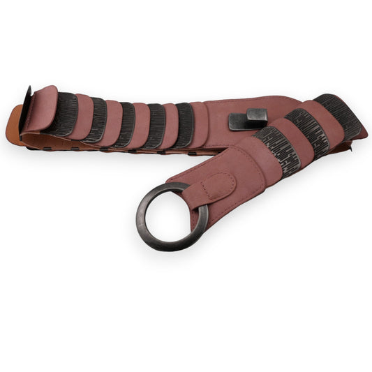 Elastischer Damengürtel in Altrosa mit Akkordeonmuster, schwarzen Streifen und silberner Schnalle, modisches Accessoire