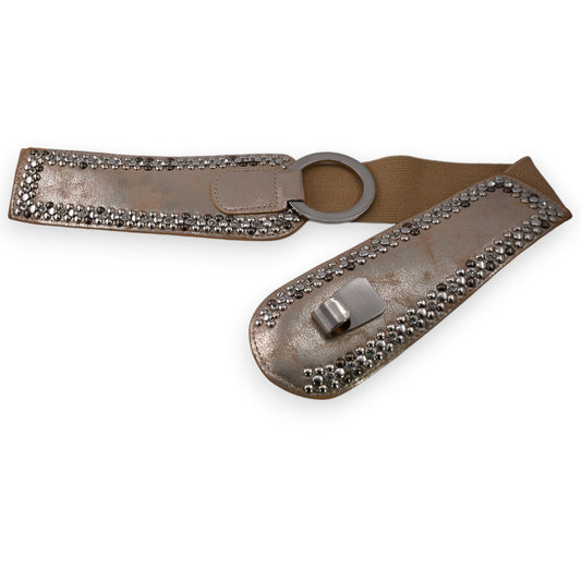 Elastischer Damengürtel in Beige-Gold mit Nietenbesatz, breiter Lederschnalle und rundem Metallverschluss