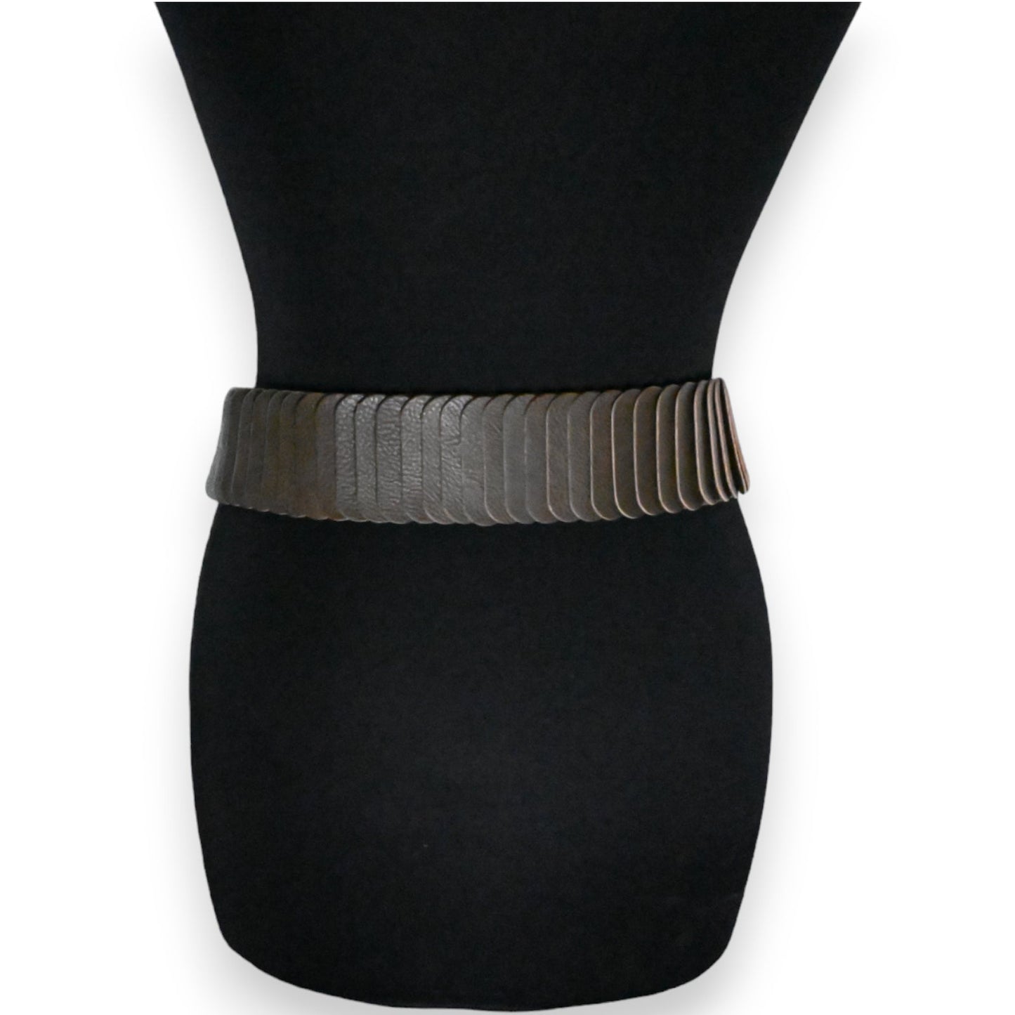 Eleganter synthetischer Gürtel in Khaki mit elastischer Faltenoptik auf schwarzem Hintergrund, modisches Accessoire