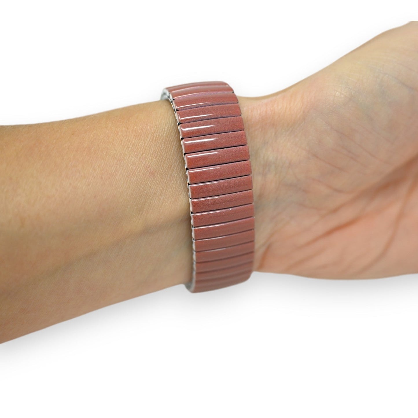 Elastisches Armband in Braun mit breiten, rechteckigen Elementen am Handgelenk getragen, Nahaufnahme