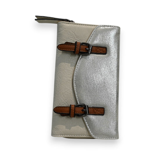 Elegante Damen-Geldbörse in Beige und Silber mit braunen Lederriemen, Marke Mélanie Paris, Nahaufnahme
