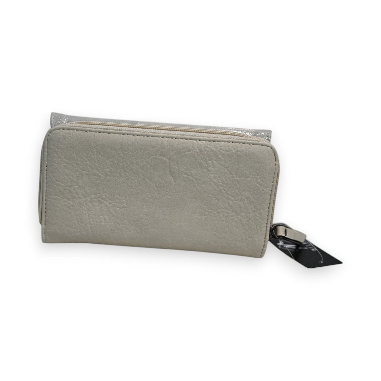 Elegante beige Ledergeldbörse mit silbernen Details, Reißverschluss und Markenanhänger, Seitenansicht auf weißem Hintergrund