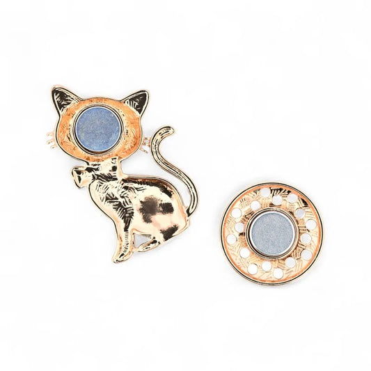 Elegante schwarze Katze mit erhobener Pfote, blauen Augen und gepunkteter Schleife - Brosche im 50er-Jahre-Stil