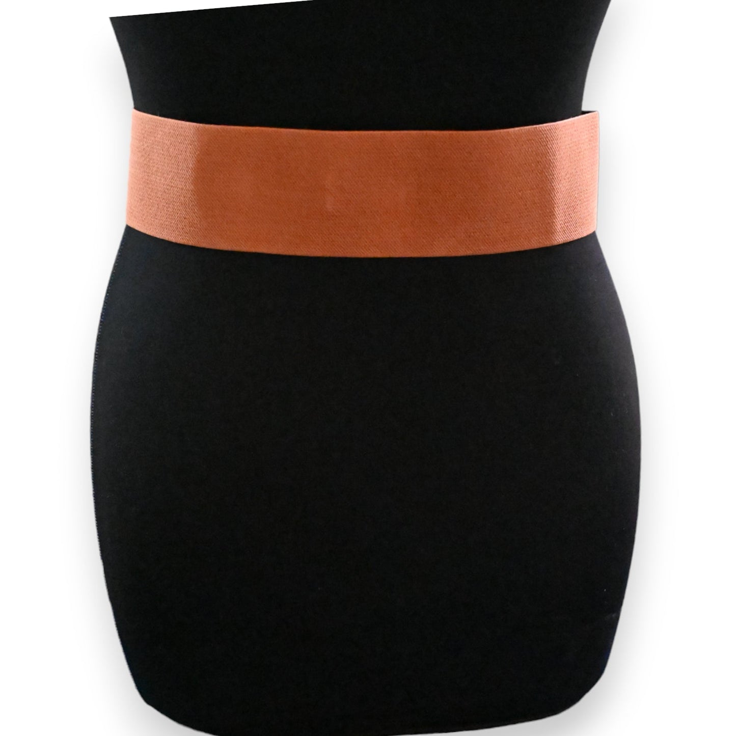 Schwarzes Kleid mit breitem, korallenfarbenem Gürtel um die Taille. Eleganter Kontrast für modisches Outfit.