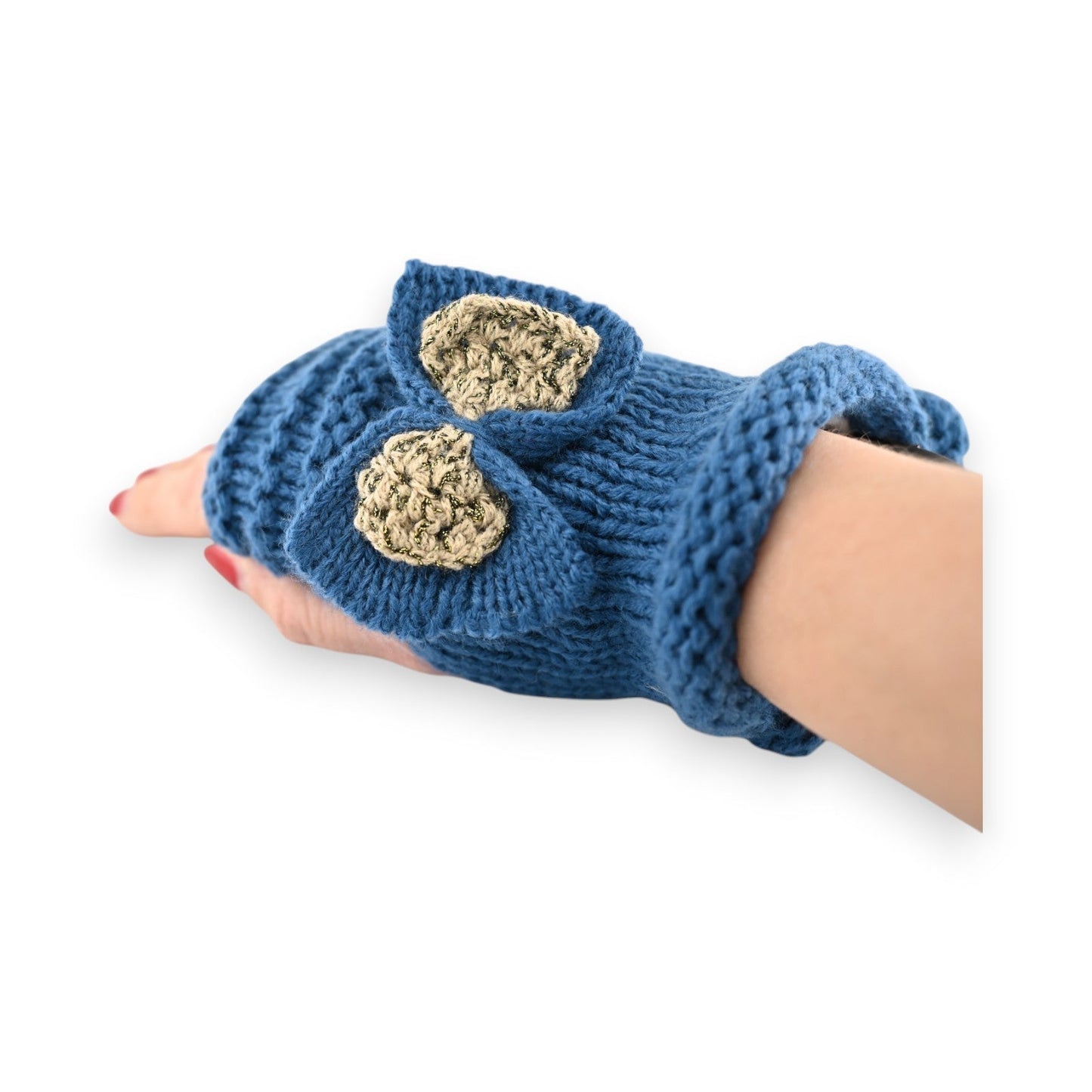 Gestrickter fingerloser Handschuh in Entenblau mit beigen Akzenten, auf einer Hand getragen, vor weißem Hintergrund