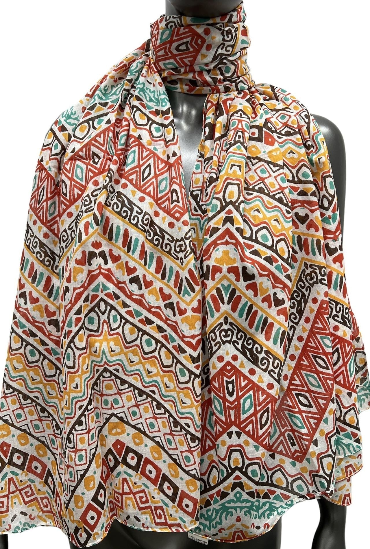 Ethnischer Schal mit warmen Farben