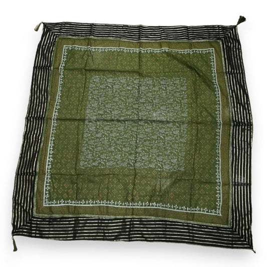 Quadratisches Tuch mit ethnischem Muster in Khaki und Schwarz, dekorativer Rand, Quasten an den Ecken