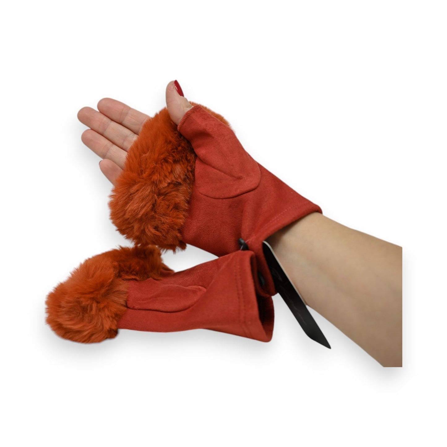 Fingerlose Handschuhe aus rotem Wildleder mit orangefarbenem Kunstfellbesatz, an Händen getragen