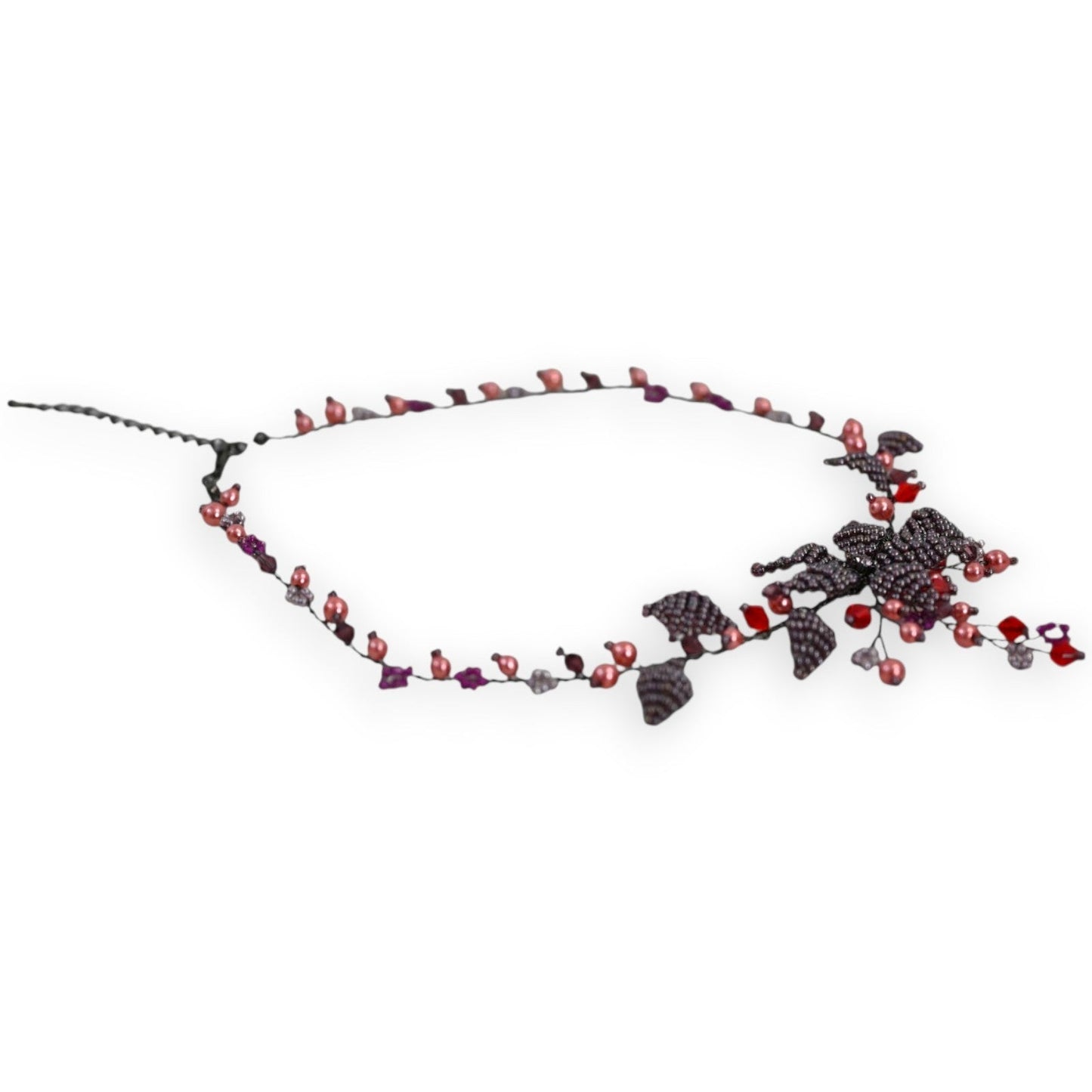 Filigrane Halskette mit roten und lila Perlen, schwarzen Blättern und Blumenmotiven, auf weißem Hintergrund
