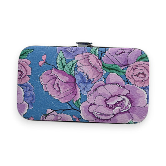 Blumenmuster Clutch mit lila Rosen auf blauem Hintergrund, elegante Handtasche für besondere Anlässe