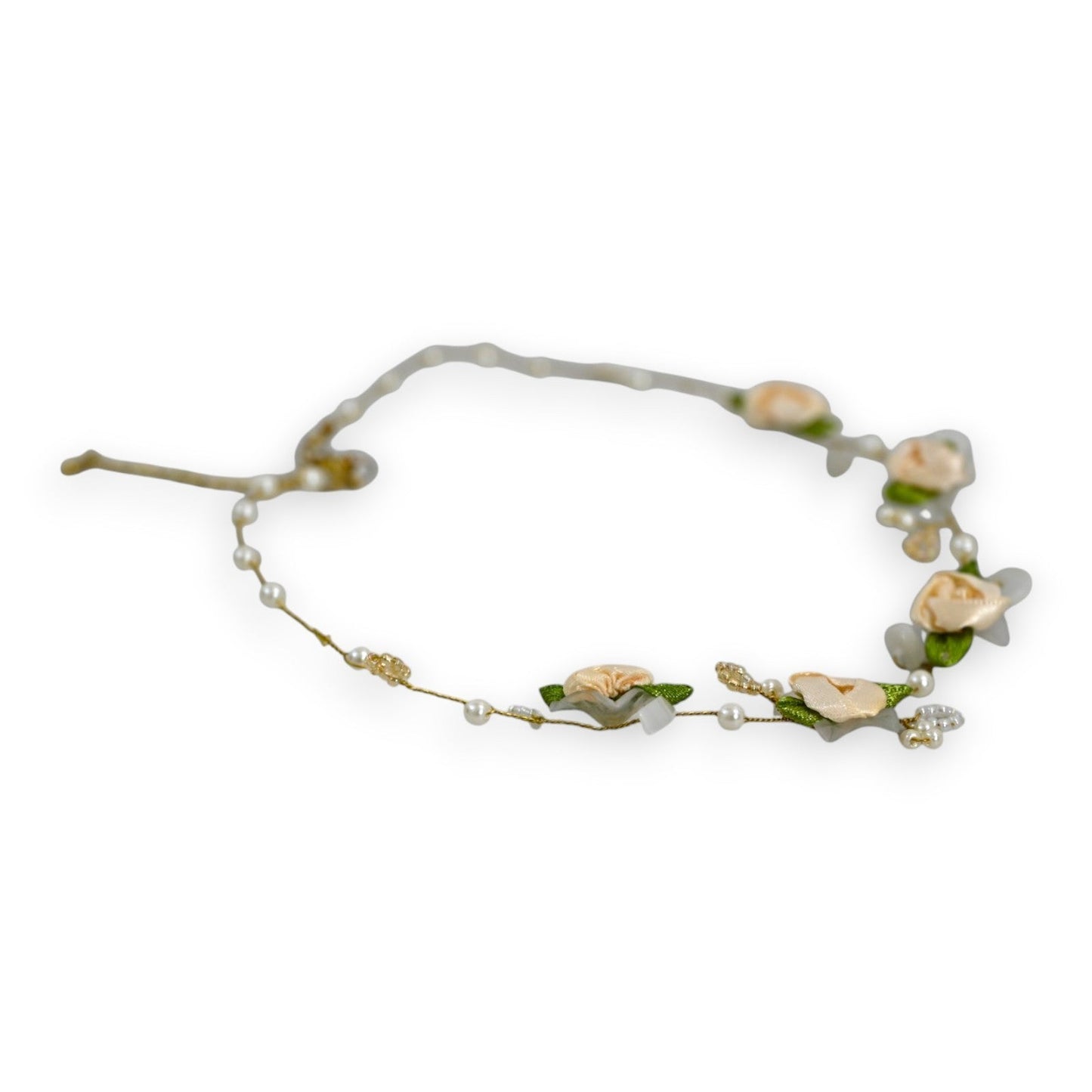 Filigrane Halskette mit zarten Seidenblumen, Perlen und grünen Blättern auf weißem Hintergrund, romantischer Brautschmuck