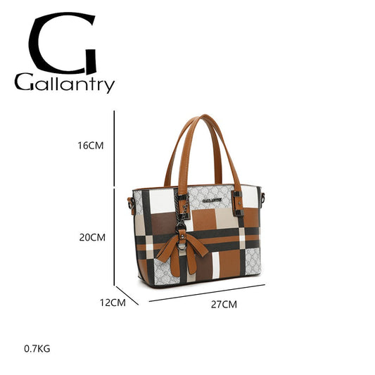 Elegante Damenhandtasche von Gallantry mit kamelkariertem Muster, 27x20x12cm, 0.7kg, Ledergriffe und Anhänger