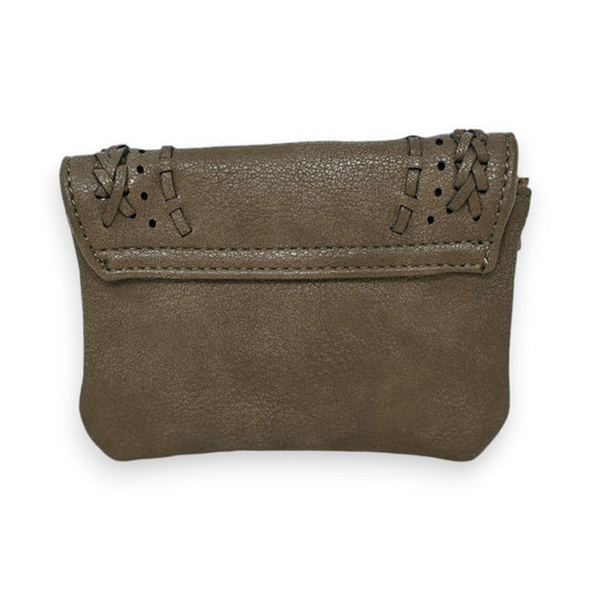 Kleine braune Ledergeldbörse mit geflochtenem Rand, Taupe-Farbe, weiche Textur, kompaktes Design