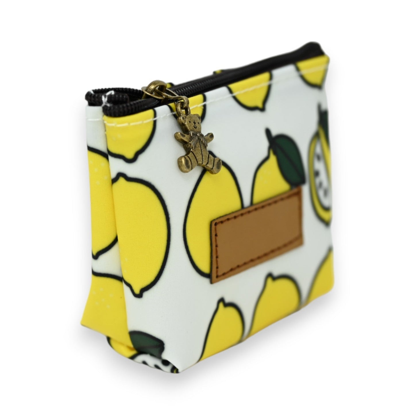 Kleine Geldbörse mit Zitronenmuster, Reißverschluss und Teddybär-Anhänger. Weißer Hintergrund mit gelben Zitronen.