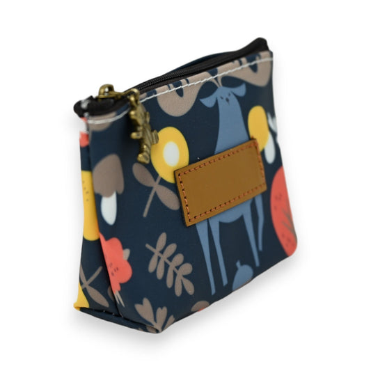 Bunte Geldbörse mit Waldmotiv: stilisierte Tiere, Pflanzen in Blau, Gelb, Rot auf dunklem Grund, Reißverschluss, Lederdetail