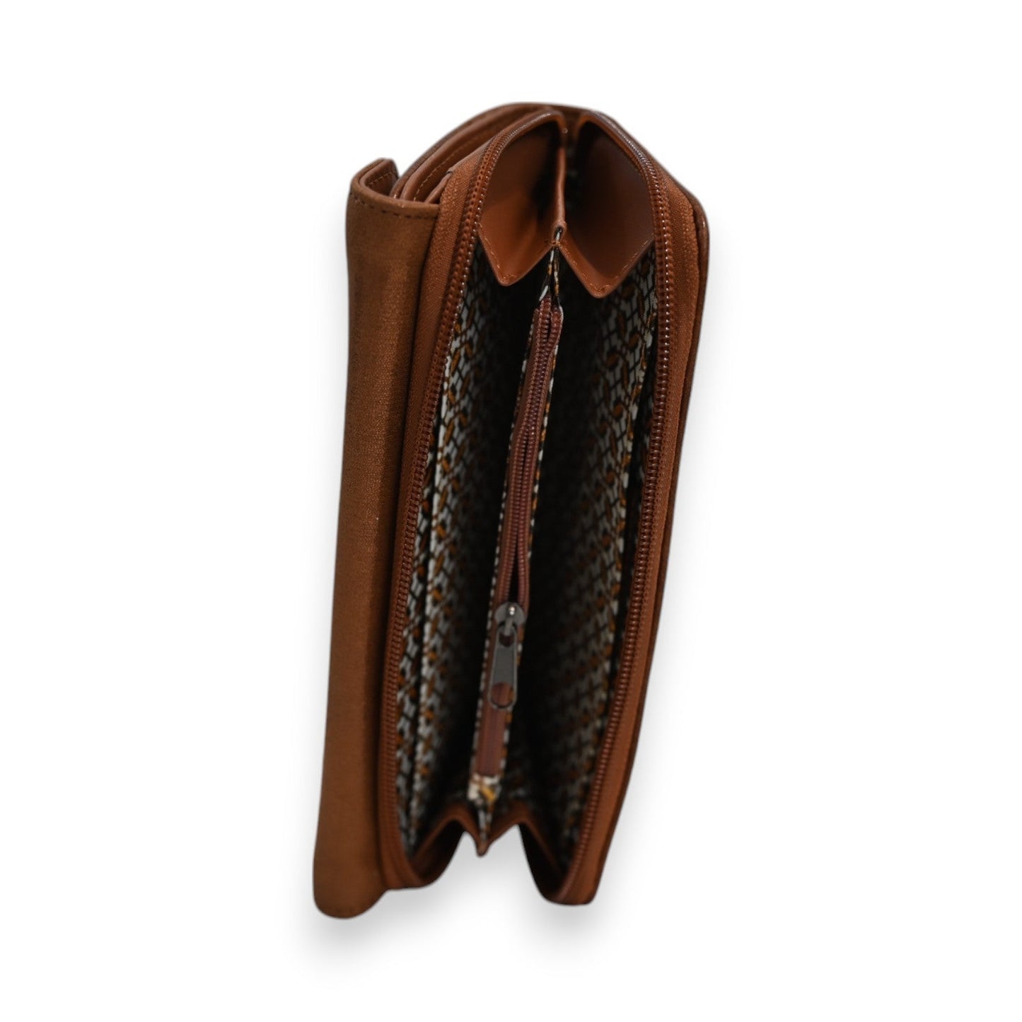 Braune Leder-Geldbörse mit Reißverschluss, geöffnet zeigt gemustertes Innenfutter und Münzfach, elegantes Design