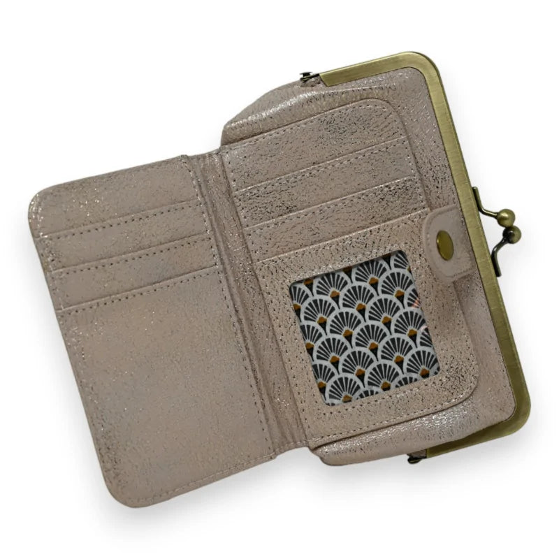 Offene beige Geldbörse mit Fächern und dekorativem Muster, Clipverschluss