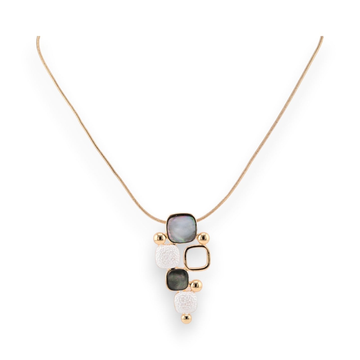 Elegante Halskette mit geometrischem Anhänger aus Gold, Perlmutt und weißen Steinen auf feiner Goldkette
