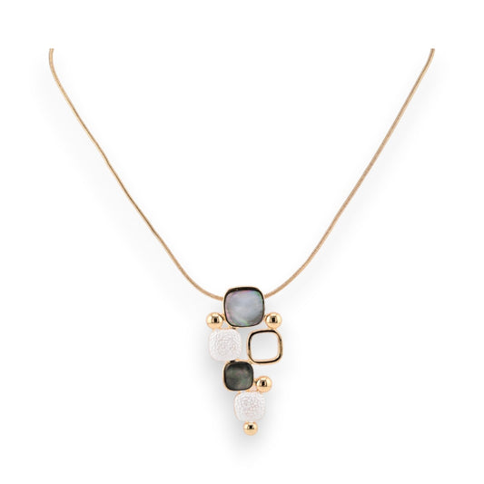 Elegante Halskette mit geometrischem Anhänger aus Gold, Perlmutt und weißen Steinen auf feiner Goldkette