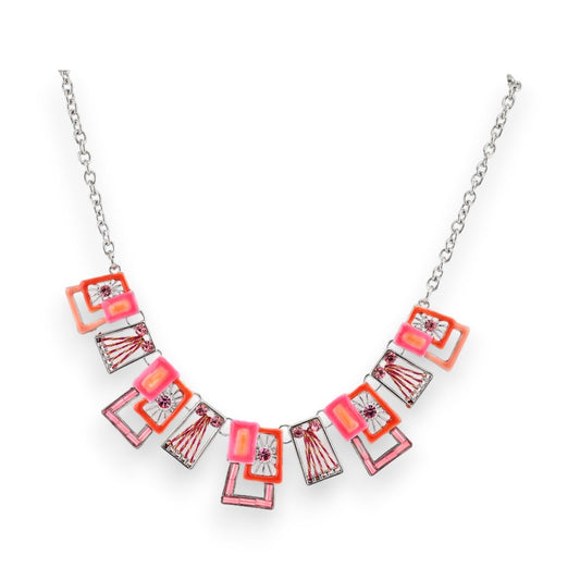 Moderne Halskette mit geometrischen Anhängern in Rosa und Orange, verziert mit Kristallen und silberner Kette