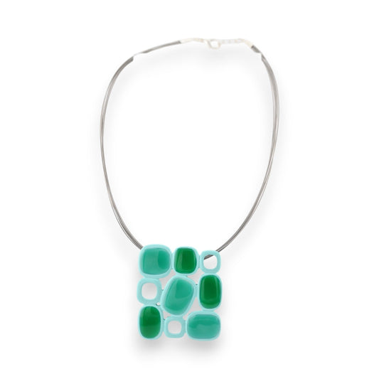 Moderne geometrische Halskette mit quadratischem Anhänger aus türkis-grünen Glassteinen auf silbernem Draht
