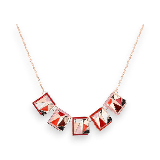 Geometrische Halskette mit fünf bunten Quadraten in Rot-, Rosa- und Goldtönen an rosévergoldeter Kette