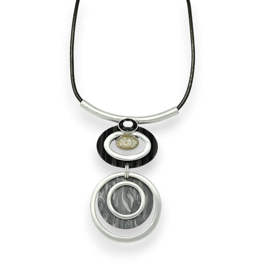 Modernes Medaillon-Halsband mit doppeltem geometrischem Anhänger in Schwarz und Silber, marmoriertem Einsatz auf Lederkordel