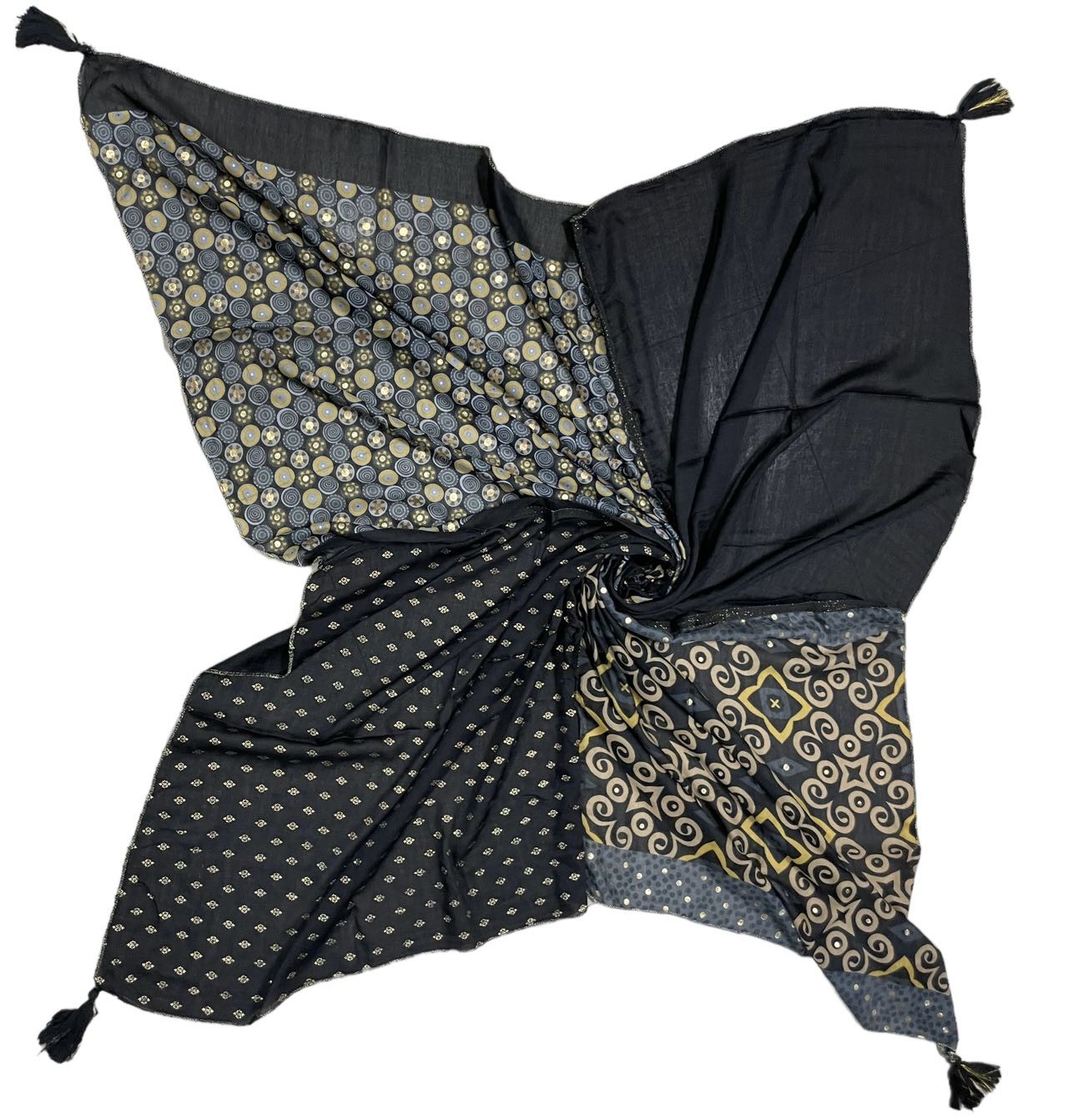 Geometrisches Patchwork-Kopftuch in Schwarz und Senfgelb mit verschiedenen Mustern und Quasten an den Ecken