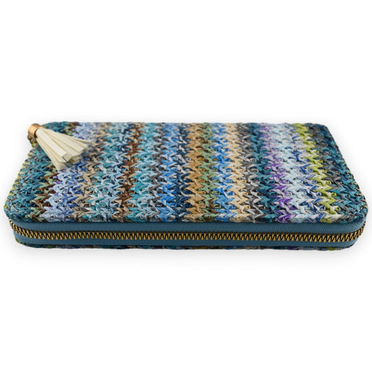 Mehrfarbiger Strohgeldbeutel mit Reißverschluss und Quaste in Blautönen, handgewebt mit buntem Zickzackmuster