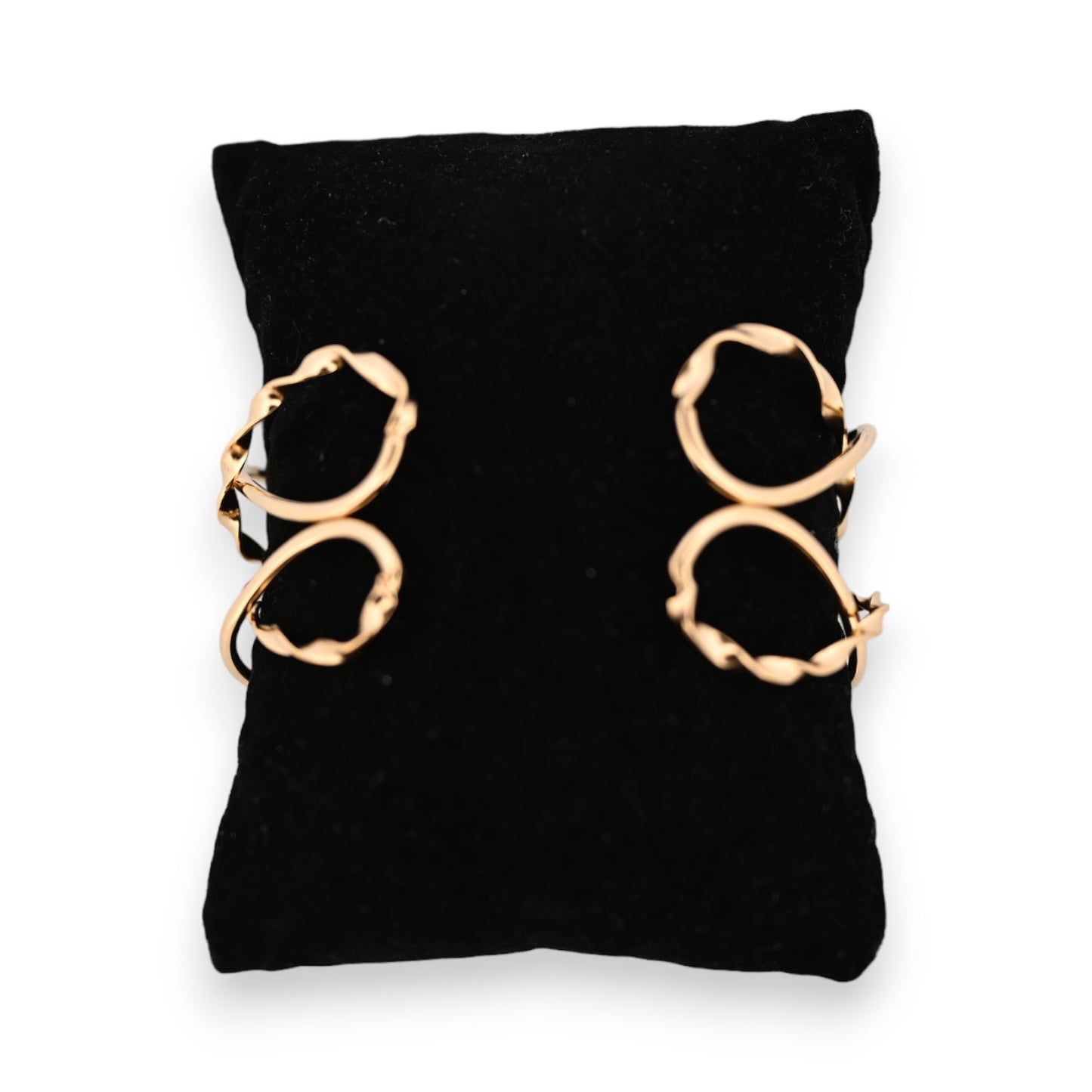 Vergoldetes Stahlarmband im Bohème-Wellenstil auf schwarzem Schmuckkissen, zwei Reihen geschwungener Glieder