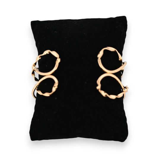 Vergoldetes Stahlarmband im Bohème-Wellenstil auf schwarzem Schmuckkissen, zwei Reihen geschwungener Glieder