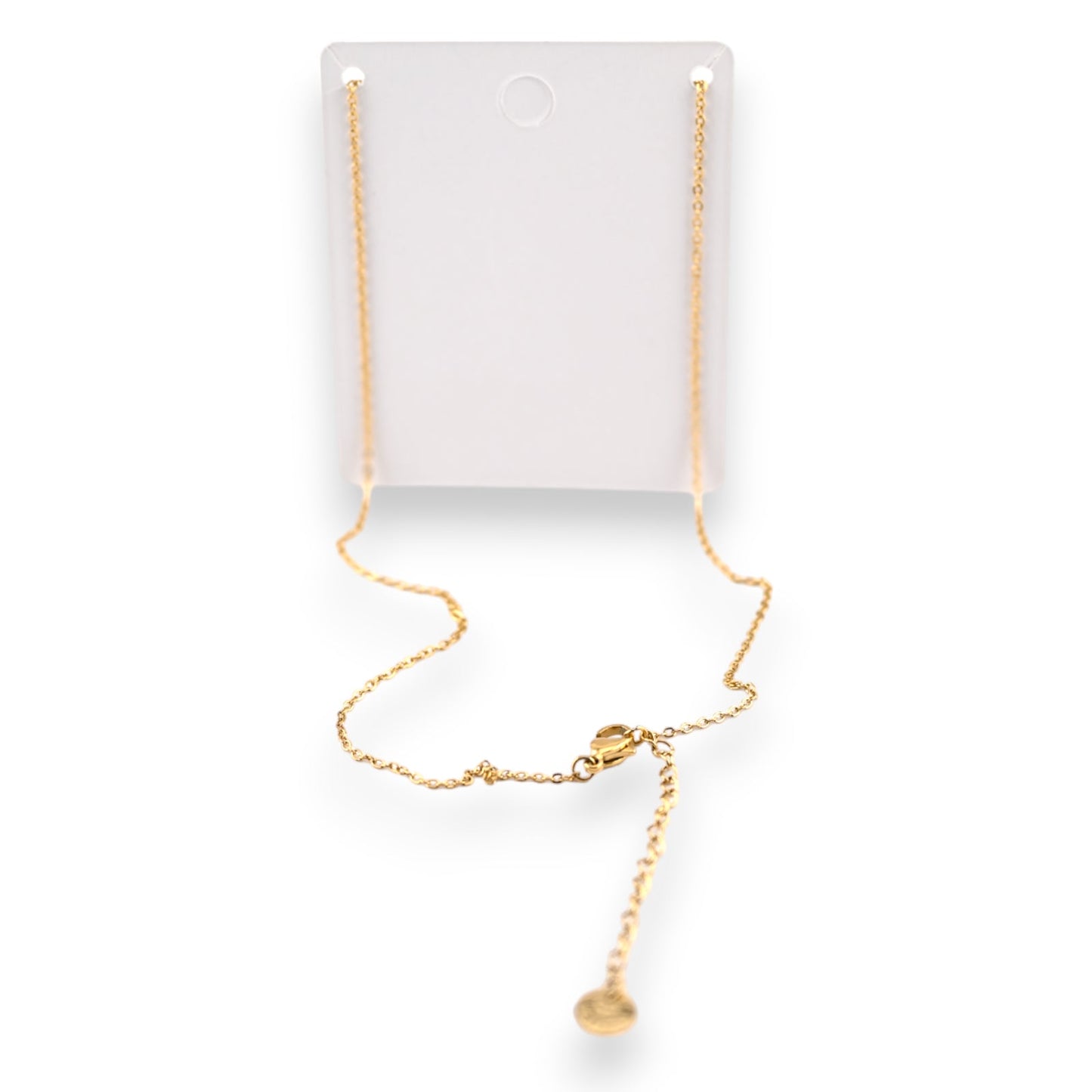 Filigrane goldene Halskette mit zarter Kette und kleinem rundem Anhänger auf weißem Hintergrund