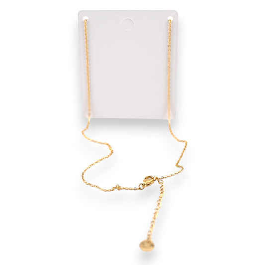 Filigrane goldene Halskette mit zarter Kette und kleinem rundem Anhänger auf weißem Hintergrund