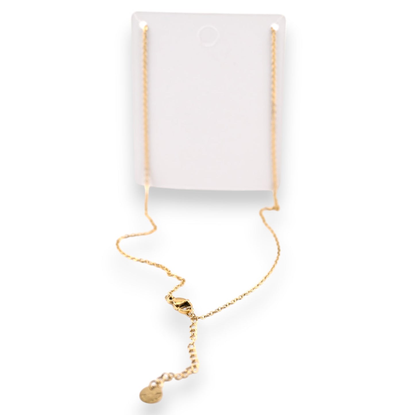 Filigrane goldene Halskette mit zarter Kette und kleinem Anhänger auf weißem Hintergrund präsentiert
