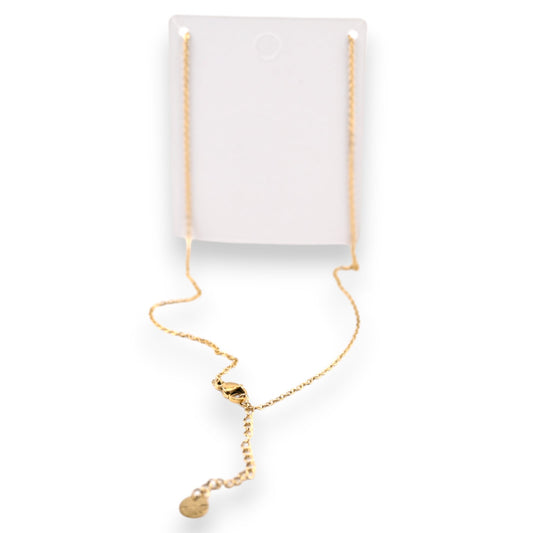 Filigrane goldene Halskette mit zarter Kette und kleinem Anhänger auf weißem Hintergrund präsentiert