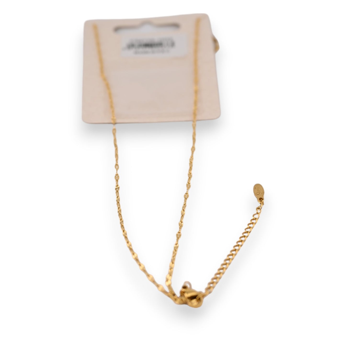 Goldene Halskette mit filigraner Kette und kleinem Anhänger auf weißem Produktkärtchen, elegant und minimalistisch