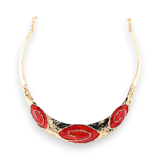 Elegante goldene Halskette mit drei roten, spiralförmigen Emaille-Elementen auf einem geschwungenen Metallstück