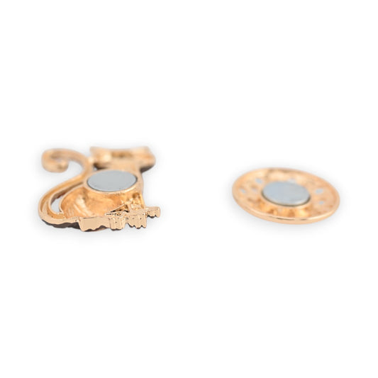 Goldene magnetische Brosche in Katzenform mit kunstvollen Details und silbernem Magneteinsatz, nebst rundem Gegenstück