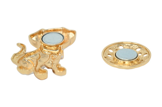 Goldene magnetische Brosche in Welpenform und runde Scheibe, beide mit hellblauem Magnet in der Mitte