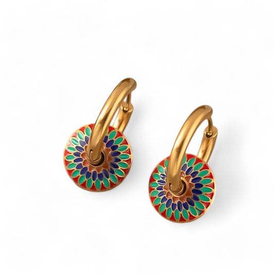 Goldene Edelstahl-Ohrringe mit buntem Mandala-Motiv, runde Anhänger mit grünen, blauen und roten Mustern