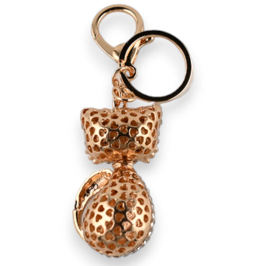 Goldener Schlüsselanhänger mit sitzender Katze, verziert mit Herzmuster, elegantes Accessoire für Taschen und Schlüssel