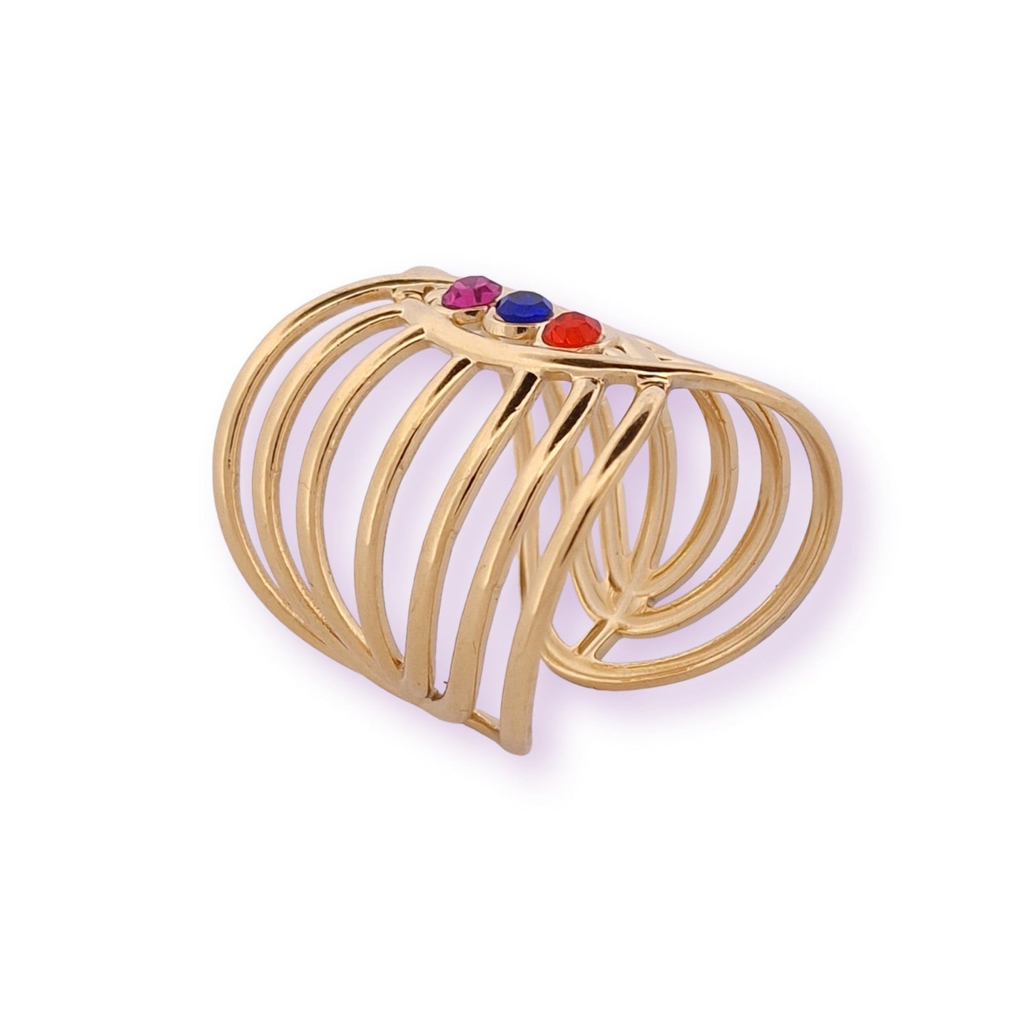 Goldener Spiralring mit mehrfarbigen Edelsteinen. Modernes Design aus gebogenem Metall mit drei bunten Steinen