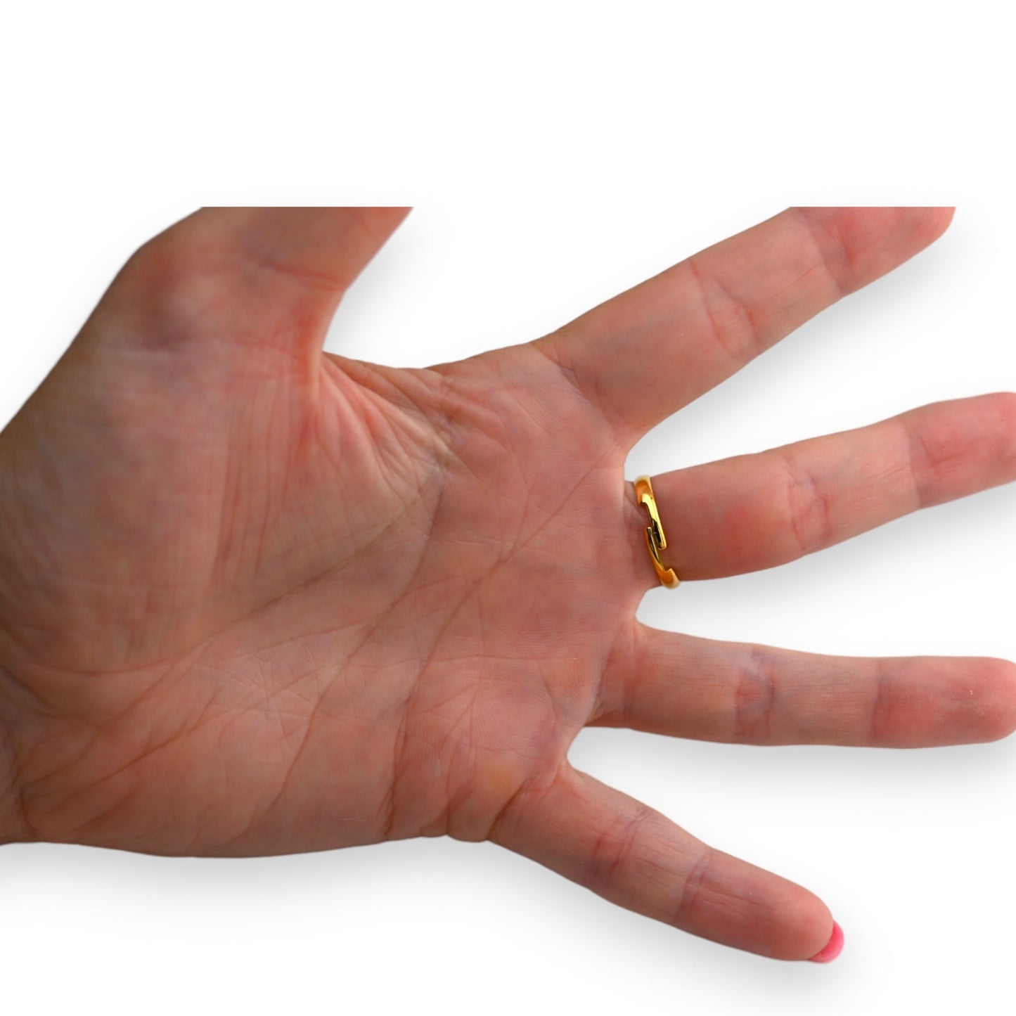 Goldener Stahlring mit Herz-Strass am Ringfinger einer ausgestreckten Hand, Nahaufnahme der Handfläche