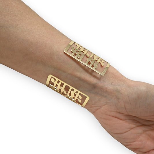 Goldenes Manschettenarmband mit Musiknoten-Design auf Handgelenk, eleganter Schmuck für Musikliebhaber