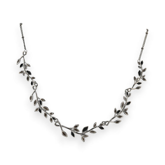 Elegante Silber-Halskette mit grauen und schwarzen Blättern, filigranes Design, botanisches Motiv, Modeschmuck