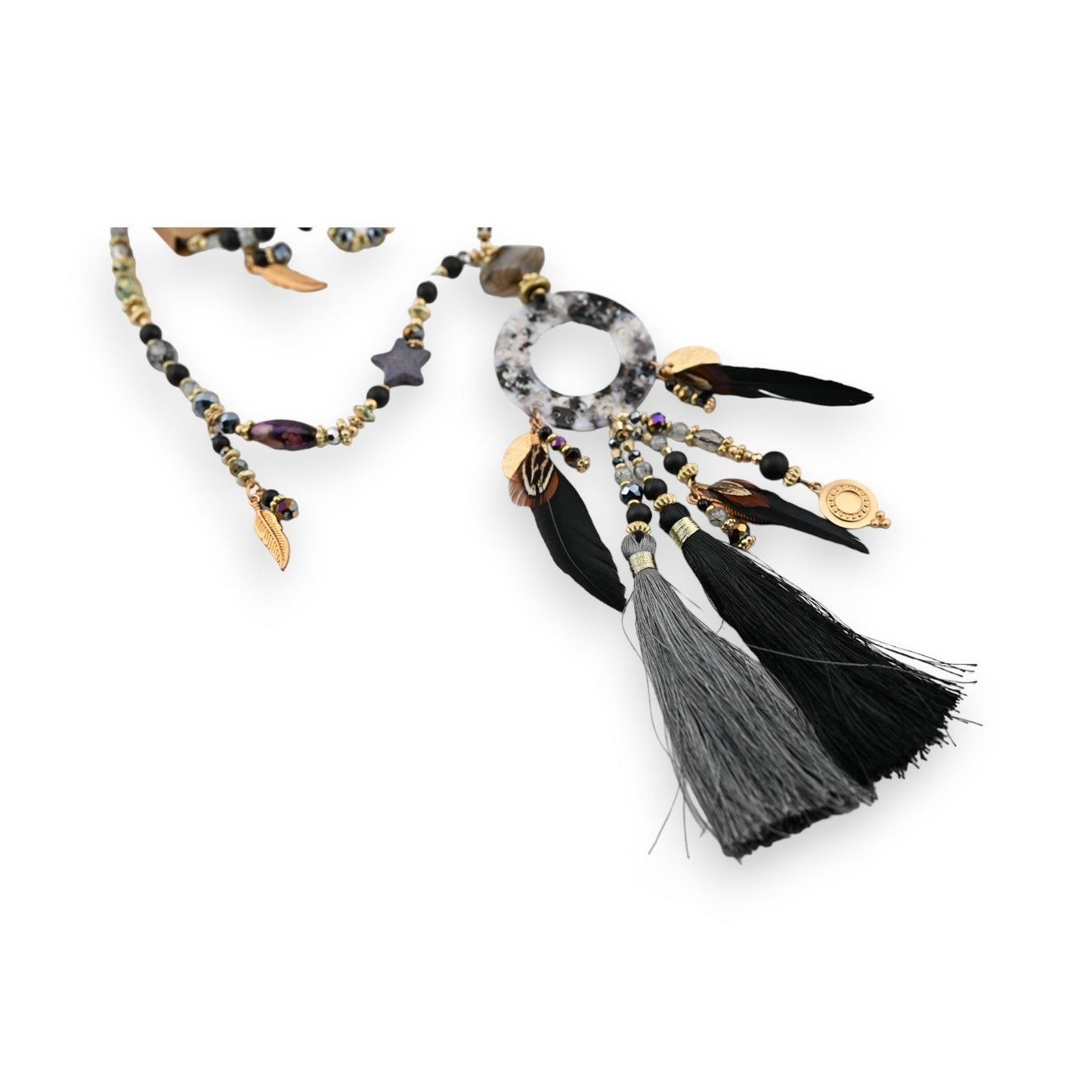 Boho-Halskette mit grauen und schwarzen Quasten, Federn, Perlen und Traumfänger-Anhänger in Gold- und Silbertönen