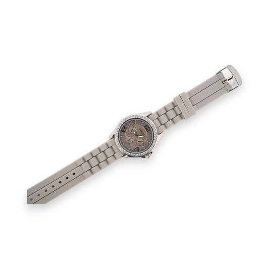 Elegante graue Silikonuhr mit Chronograph-Zifferblatt und Diamanten-besetzter Lünette auf weißem Hintergrund