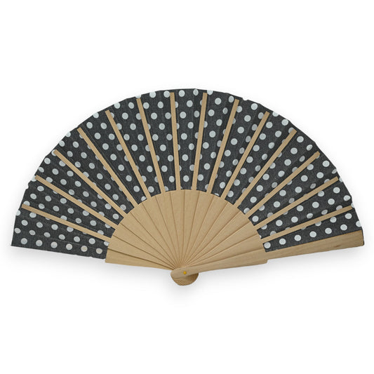 Handgefertigter Fächer mit dunkelgrauem, weiß gepunktetem Stoff und hellem Holzgriff, aufgefächert